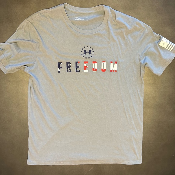 Under Armour Men’s HeatGear L Large Gray Freedom Short Sleeve T Shirt USA - Picture 1 of 4